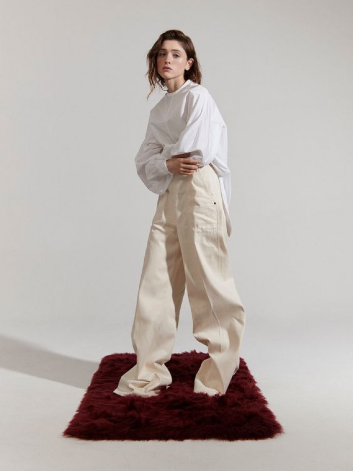 Natalia Dyer's Feet In Her Baggy Pants